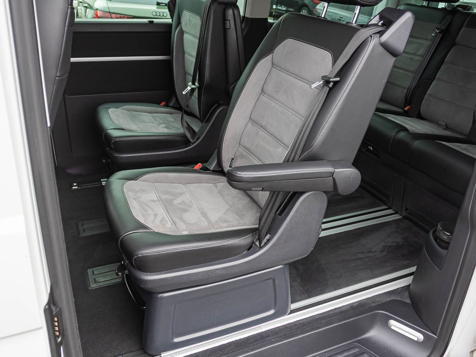 Volkswagen T6.1 Multivan 2.0 TDI Comfortline Navi LED Stand foto 12