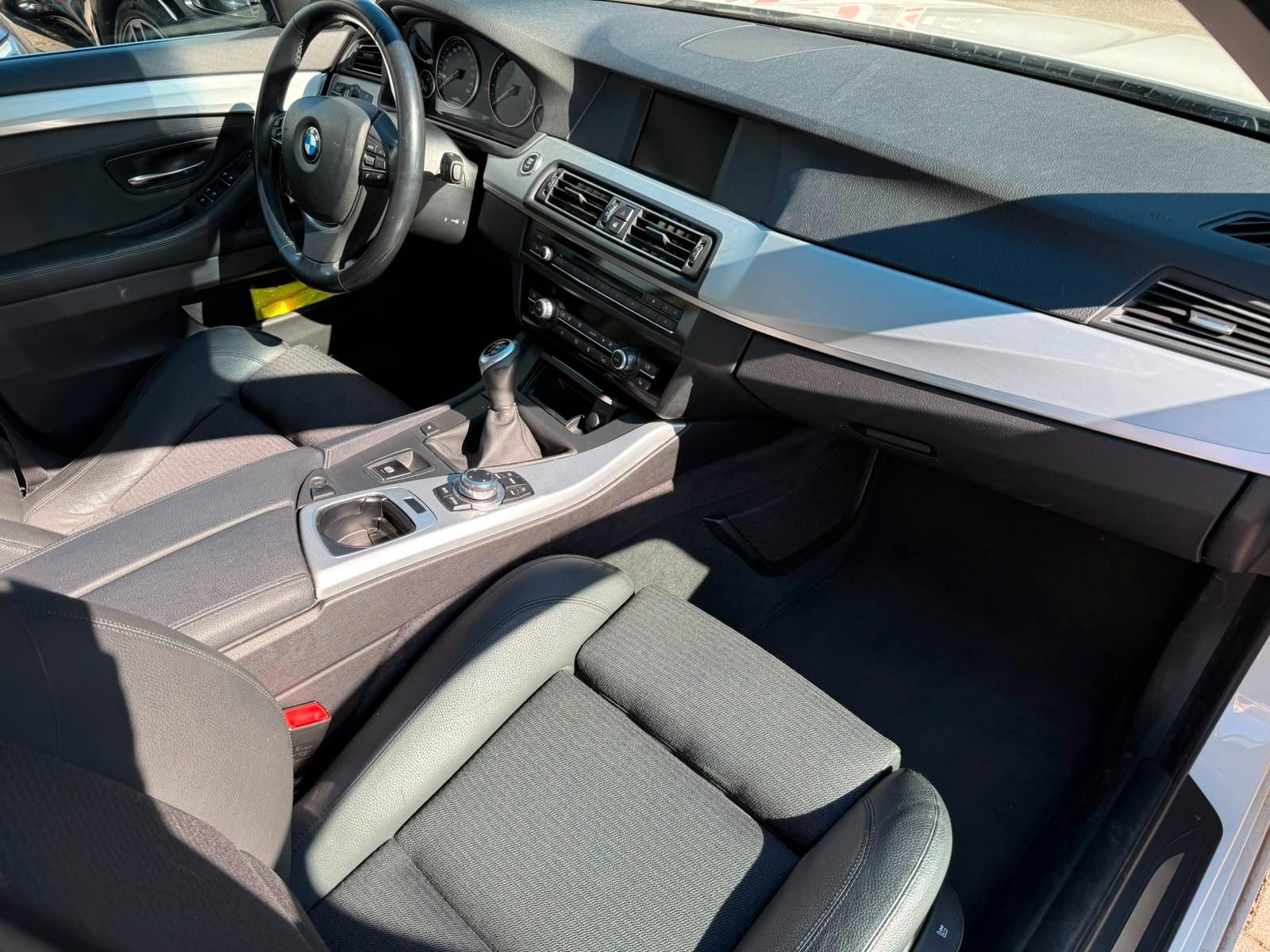 BMW 523 | 204 ch | BVM |  | TOIT OUVRANT- XENON TOIT OUVRANT - 1ERE MAIN - CARNET COMPLET