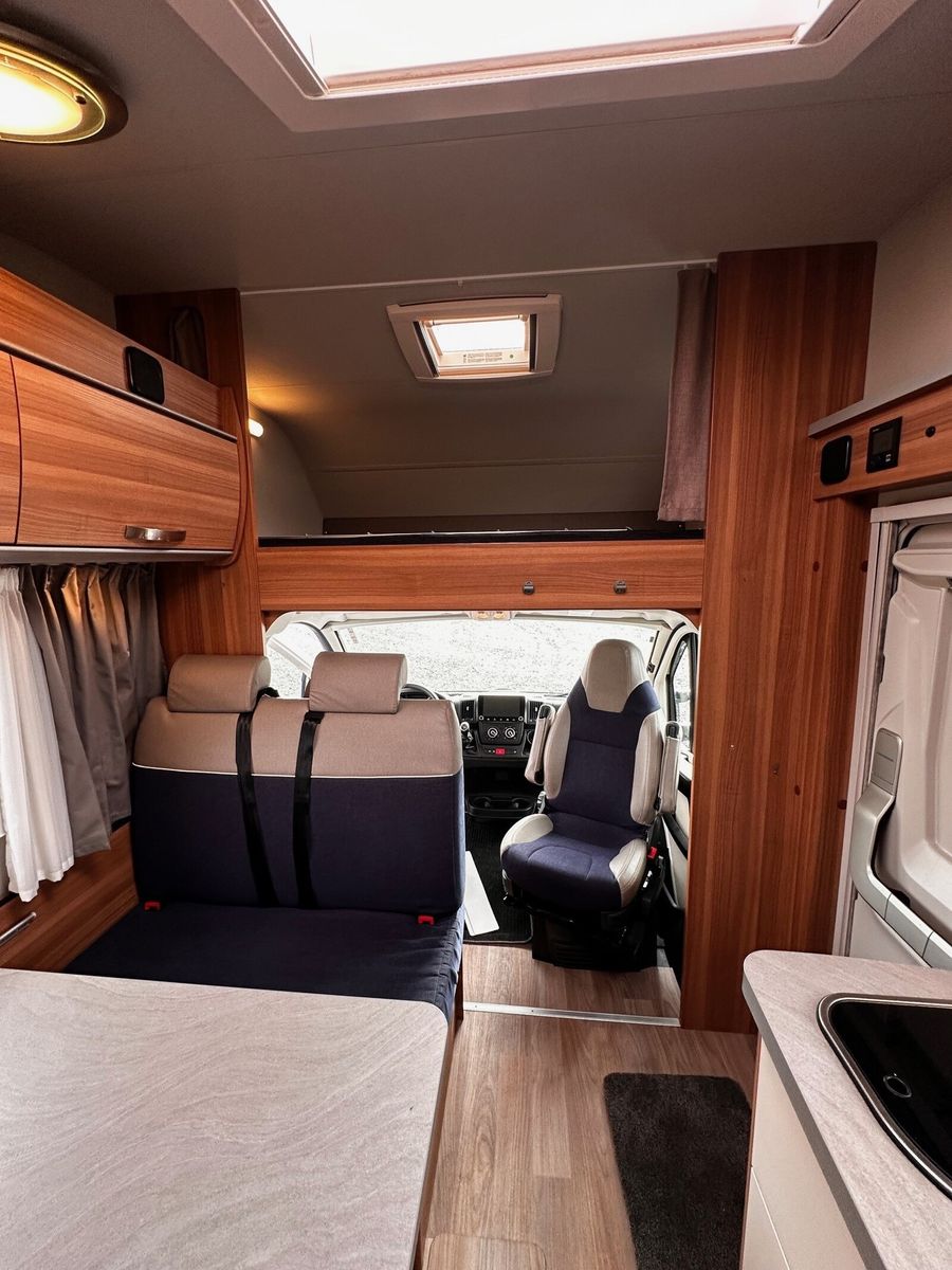 Fahrzeugabbildung Weinsberg CaraHome 700 DG 5 Sitzplätze Alkoven Familie