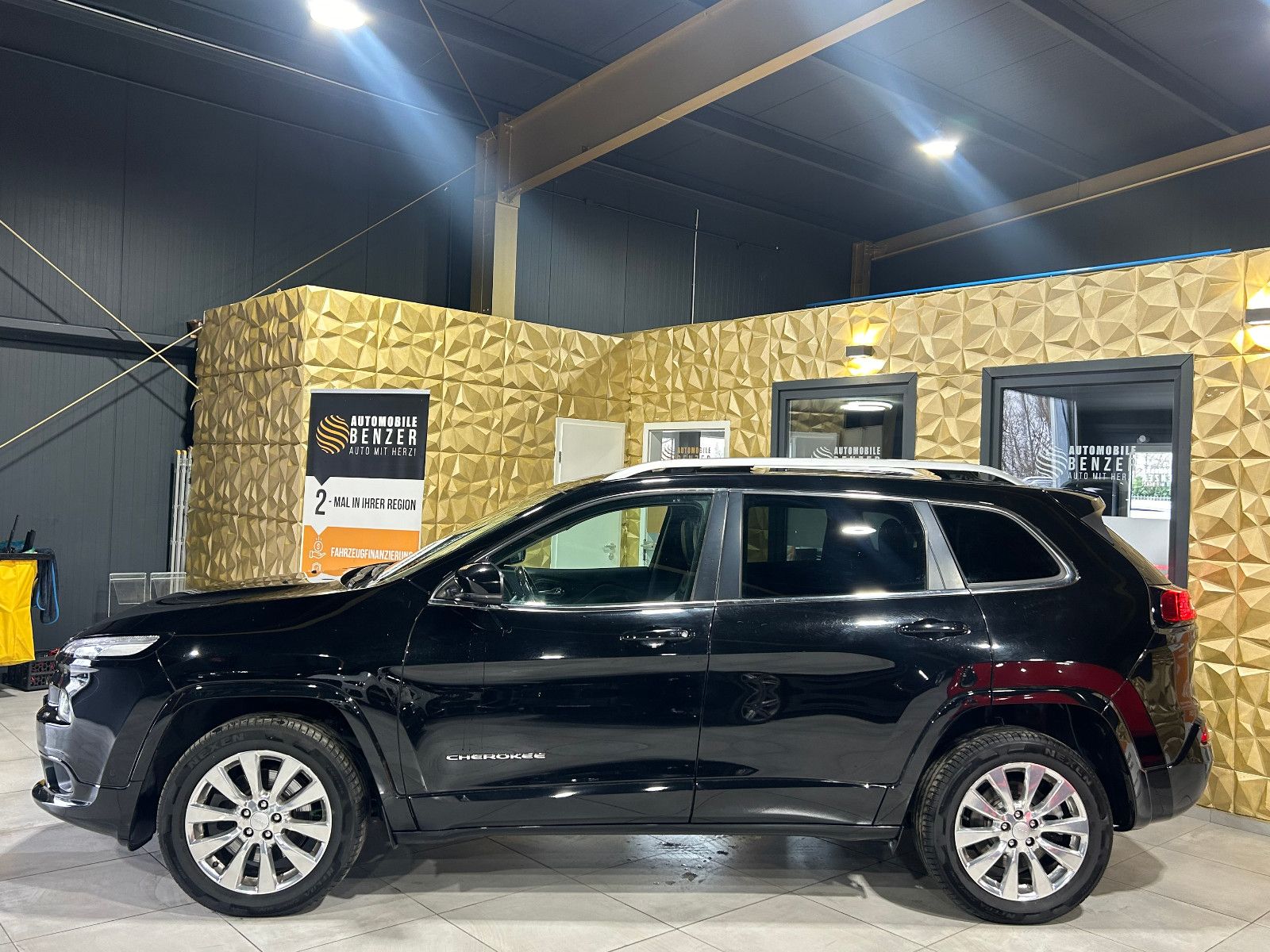 Fahrzeugabbildung Jeep Cherokee M-Jet Overland 4WD/BI-XENON/PANO/MEMORY