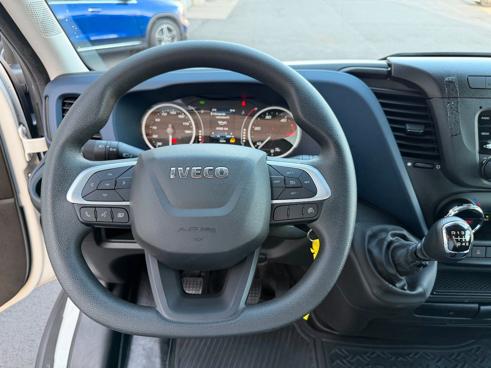 Fahrzeugabbildung Iveco Daily 35S14H CRV , Crewcab, 7-Sitze, Klima