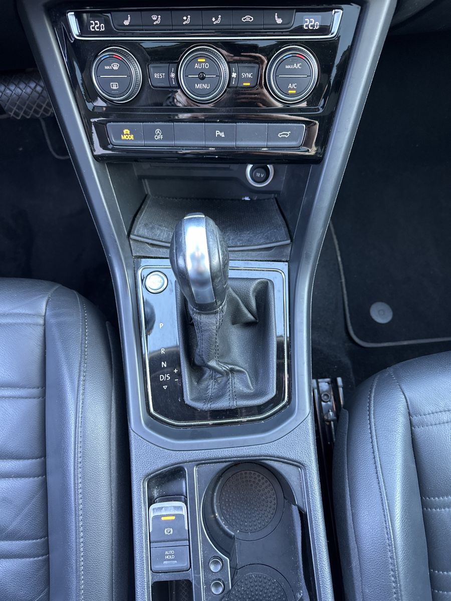 Fahrzeugabbildung Volkswagen Touran 1.5 TSI DSG 7-Sitzer HL NAV+LED+AHK+PANO