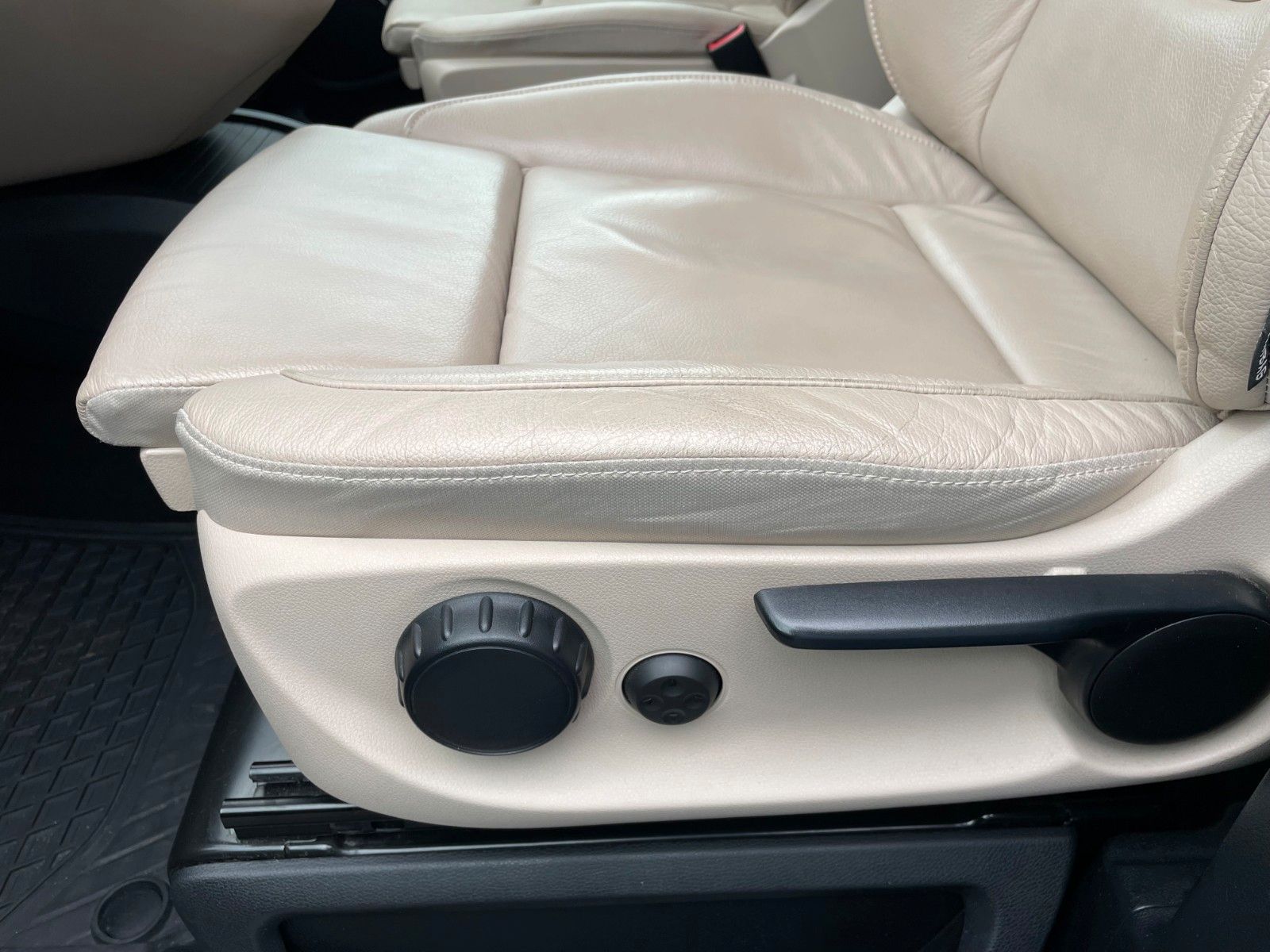 Fahrzeugabbildung Mercedes-Benz V 300 d AVA ED 4MATIC Sitzklima Burmester 6Sitze