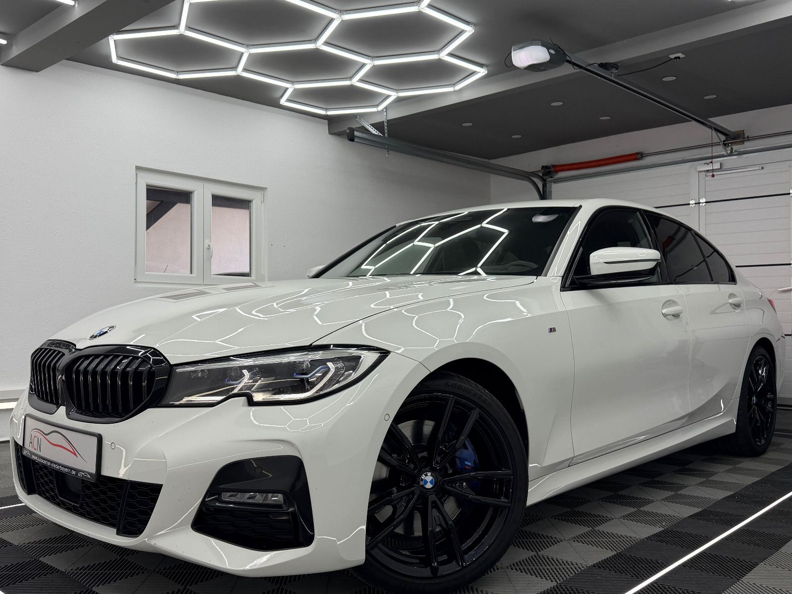 Fahrzeugabbildung BMW 330 i Lim. M SPORT/AHK/HuD/ACC/LASER/DE FZG