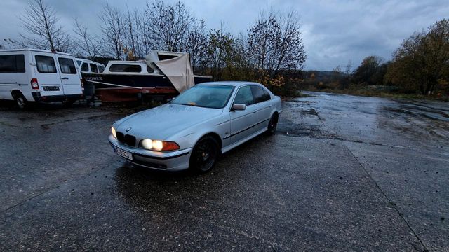 BMW E39 523i