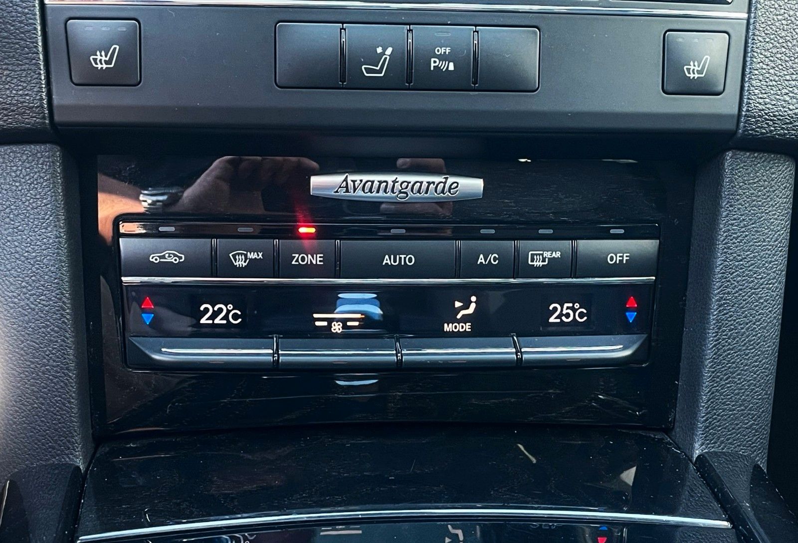 Fahrzeugabbildung Mercedes-Benz E 300 T CDI 7G AUT**AMG**LEDER NAVI GLASSD XENON
