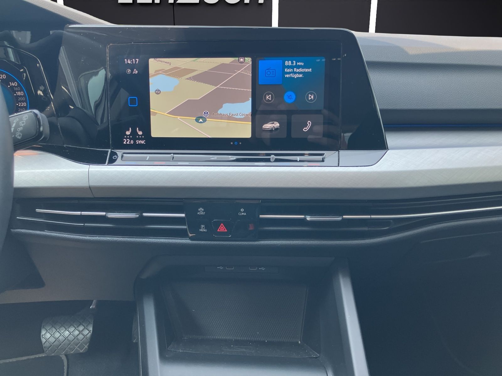 Fahrzeugabbildung Volkswagen Golf VIII eTSI Life DSG LED Navi ACC RFK