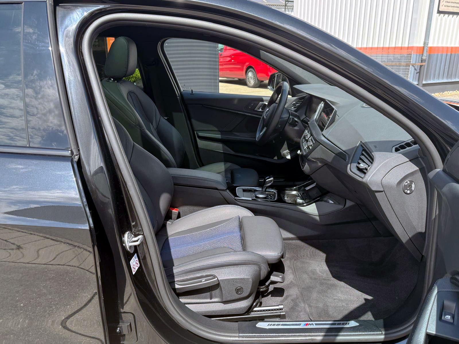 Fahrzeugabbildung BMW 118i Steptr. M-Sport LED PANO KAM SHZ CarPlay BT
