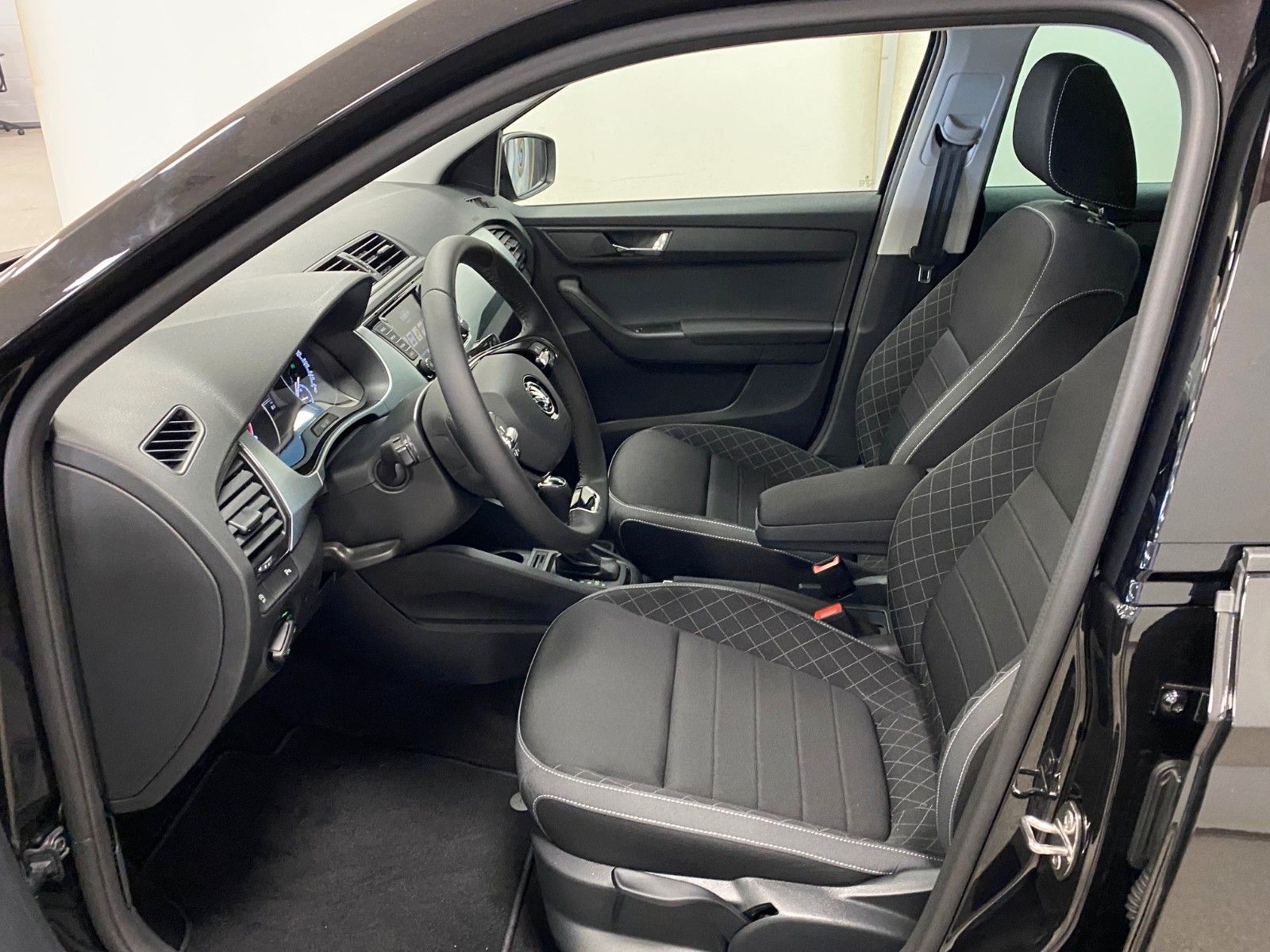 Fahrzeugabbildung SKODA Fabia 1.0l TSI DSG AMBITION COMBI++NAVI+PDC+ALU+