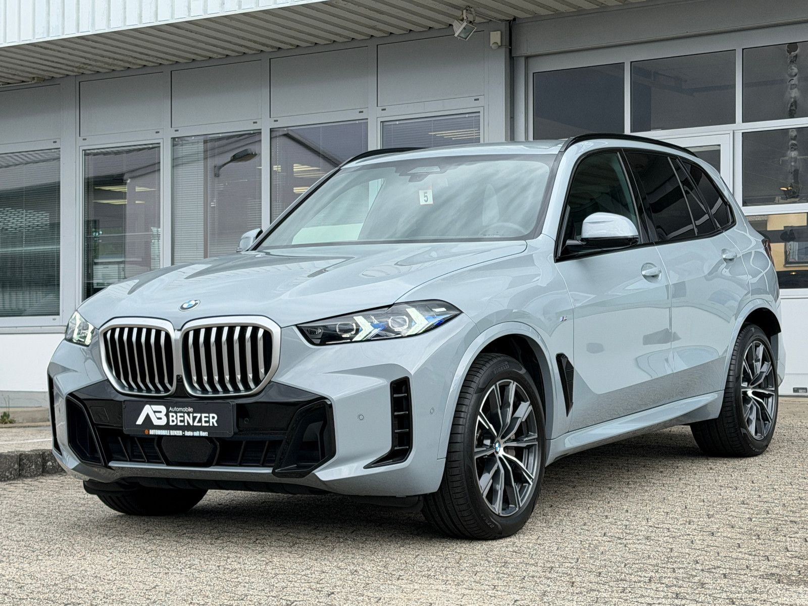 Fahrzeugabbildung BMW X5 30 d xDrive M Sport/HEAD-UP/360°/SOUND/AMBIEN