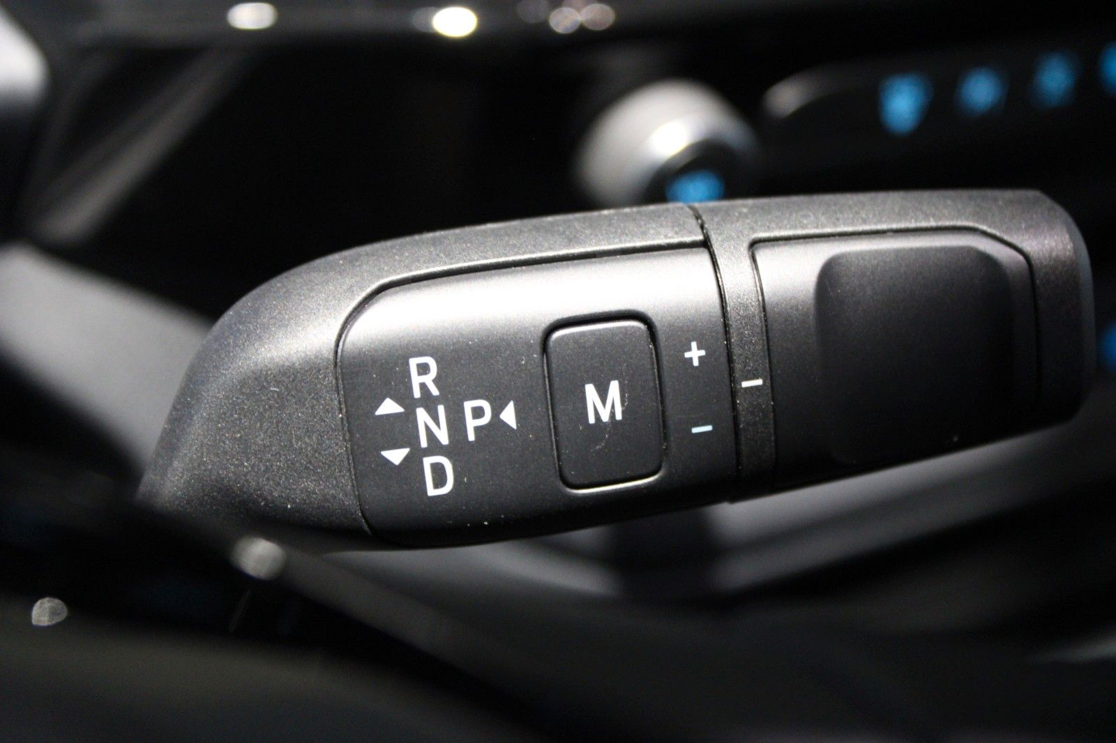 Fahrzeugabbildung Ford Tourneo Custom Automatik L1 SPORT mit AHK + GJR