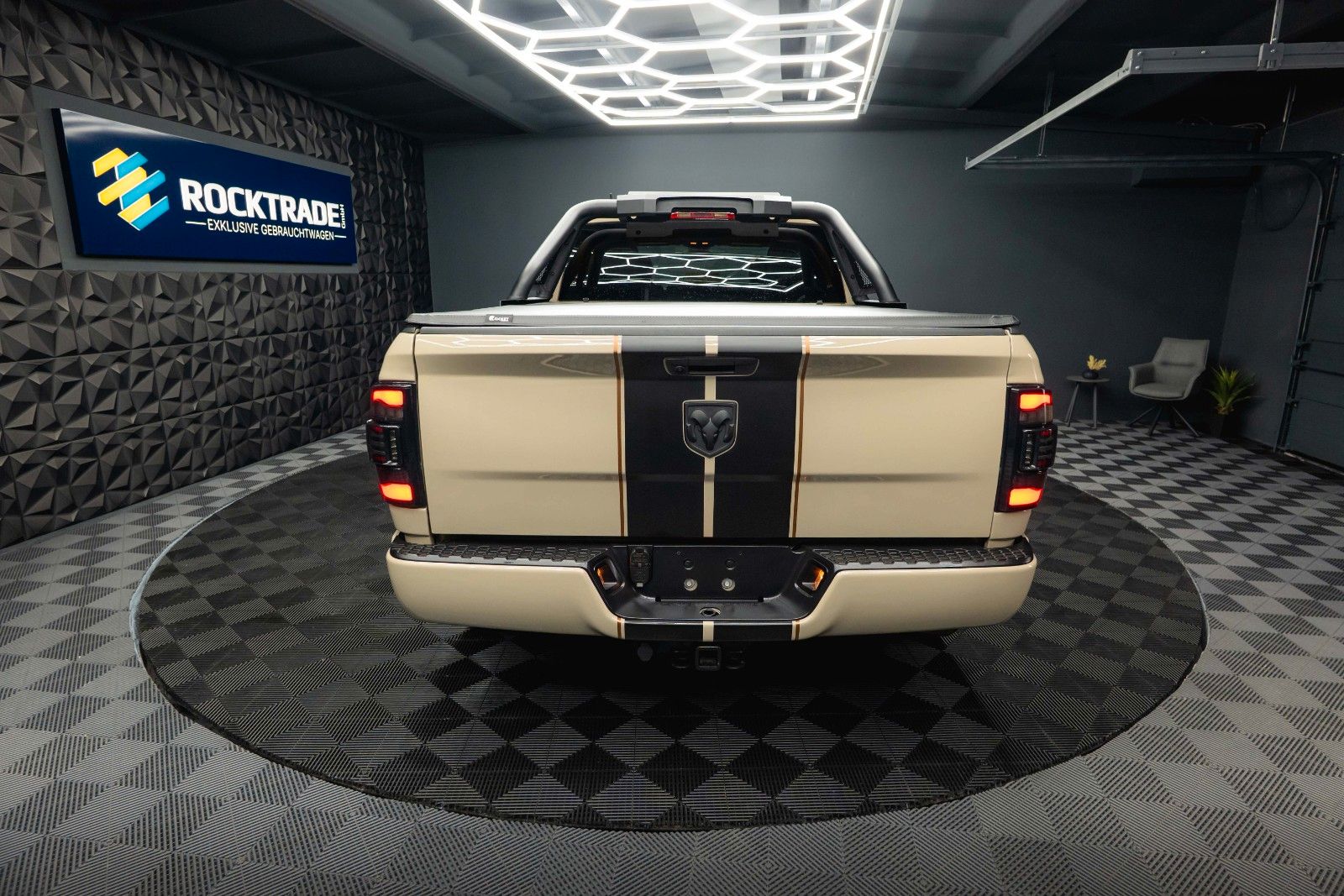 Fahrzeugabbildung Dodge RAM 5.7 V8 HEMI 4x4 Offroad Night LONGBED *LPG*