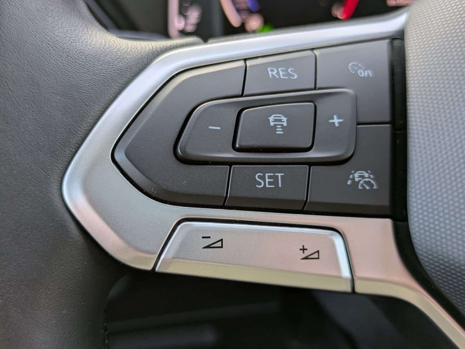 Fahrzeugabbildung Volkswagen Touran 2.0 DSG R-Line High BLACK Pano*7Si*IQ*AHK