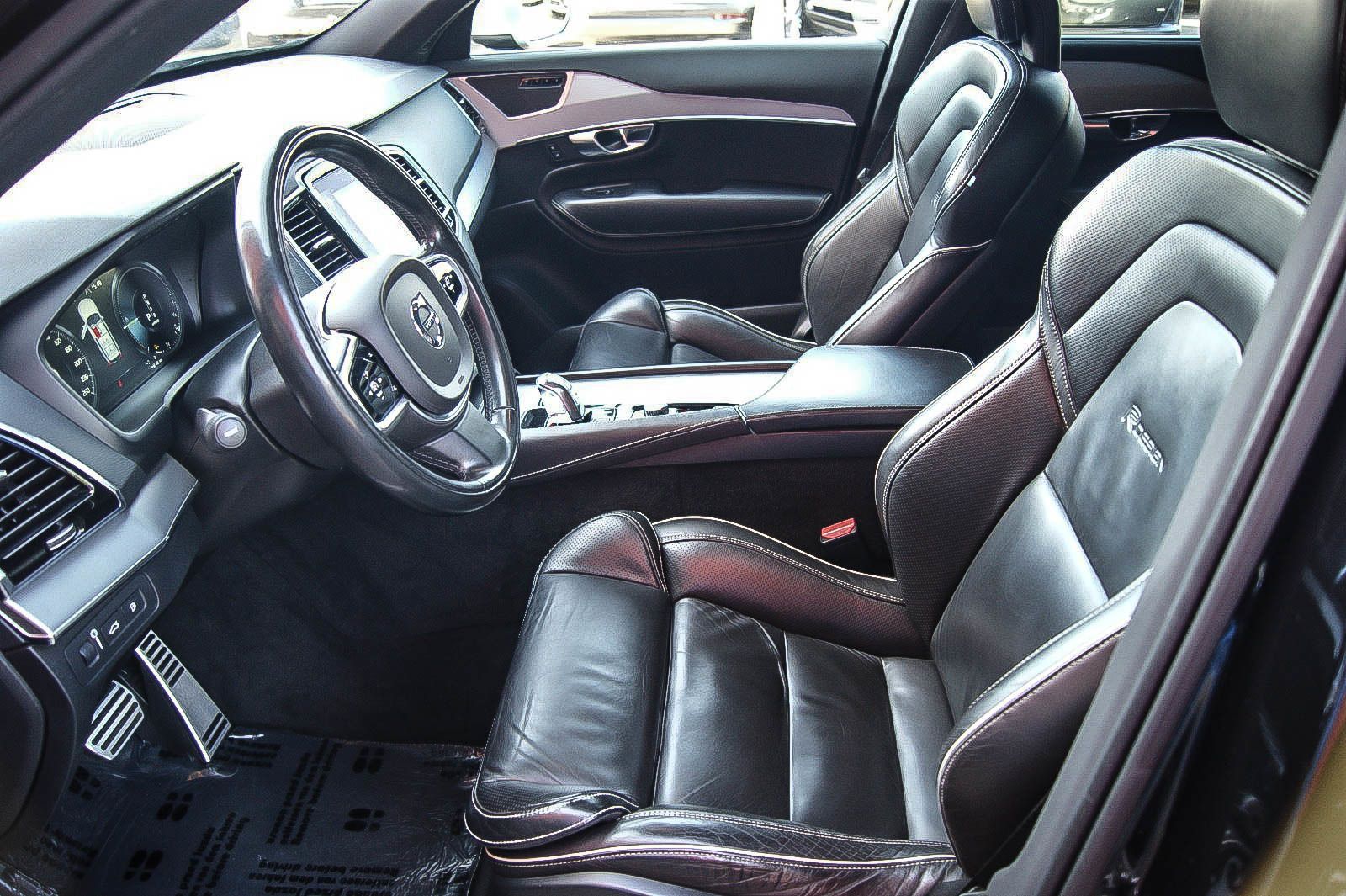 Fahrzeugabbildung Volvo XC90 T8 Hybrid R-DESIGN AWD 22-ZOLL STANDHEIZUNG