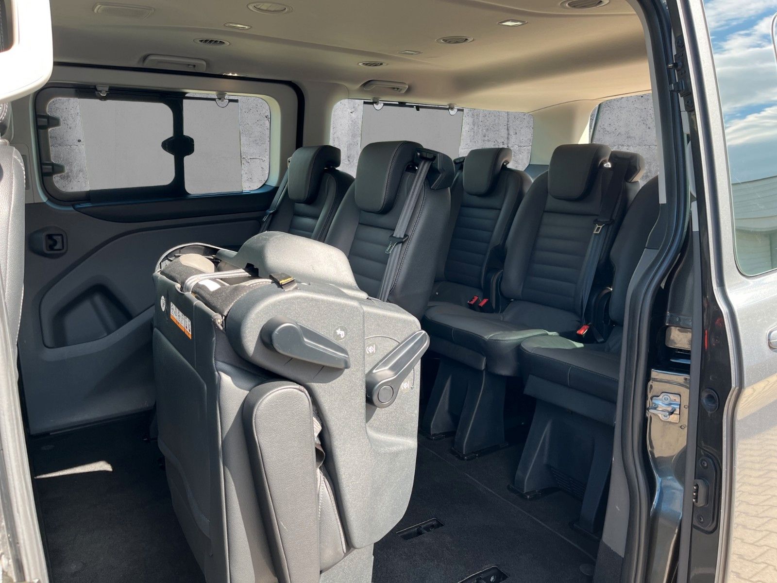 Fahrzeugabbildung Ford Titanium 320L2