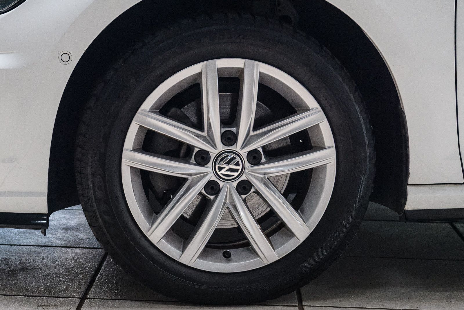 Fahrzeugabbildung Volkswagen Golf VII Variant+R-LINE+AHK+SHZ+NAVI+RFK+GJR