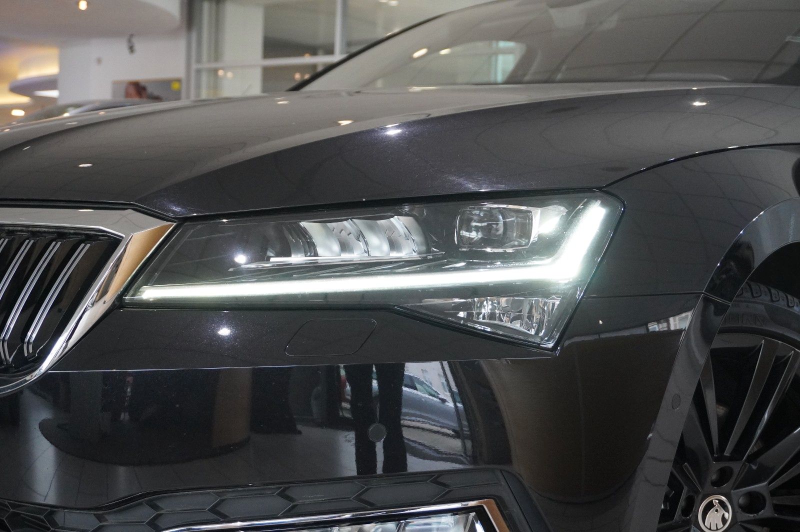 Fahrzeugabbildung SKODA Superb Combi 2.0D PREMIUM 4X4 NAVI/LED/360°/AHK