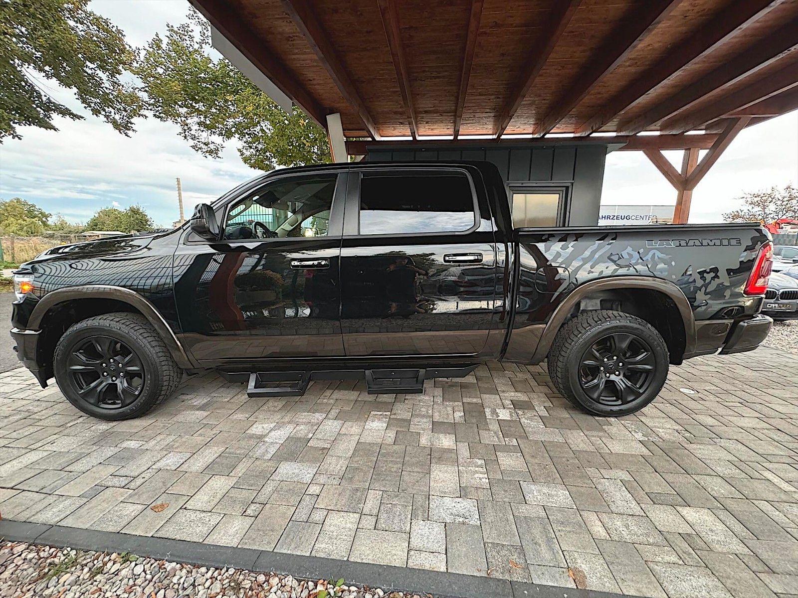 Fahrzeugabbildung Dodge RAM 5.7 V8 HEMI CrewCab NightEdition LARAMIE 4x4