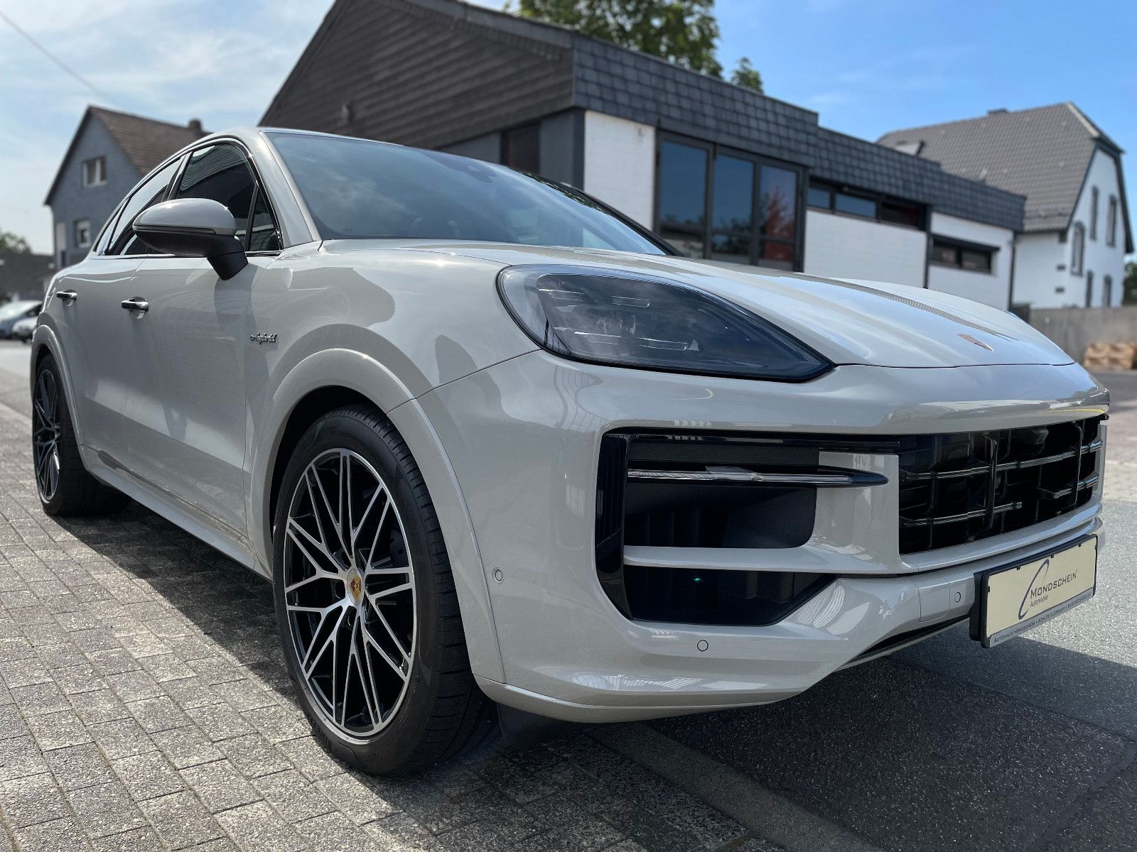 Fahrzeugabbildung Porsche Cayenne E-Hybrid Coupé |SportDesign|ACC|3.Displ