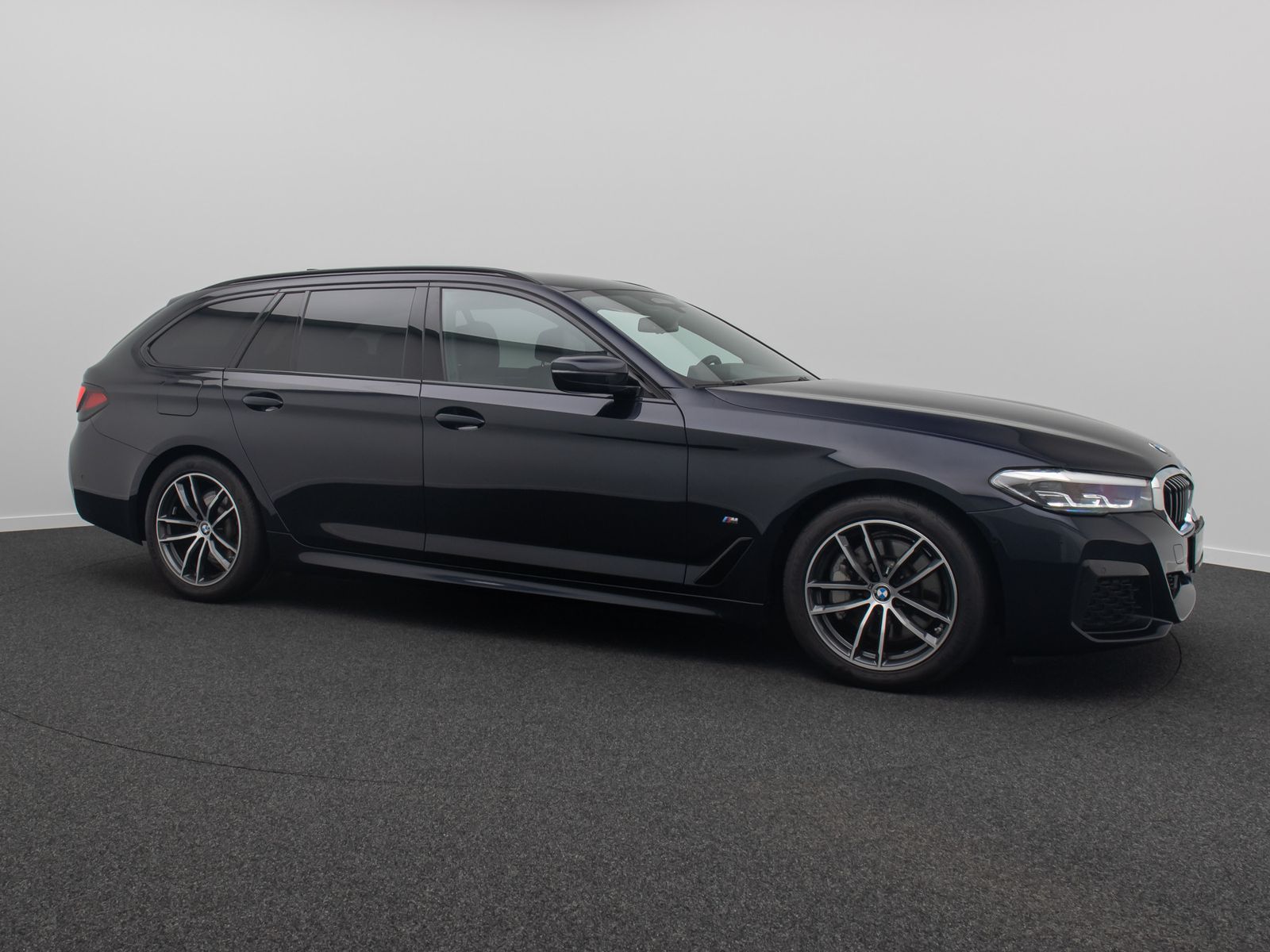 Fahrzeugabbildung BMW 530i M Sport AHK Kamera HUD H/K DAB Massage ACC