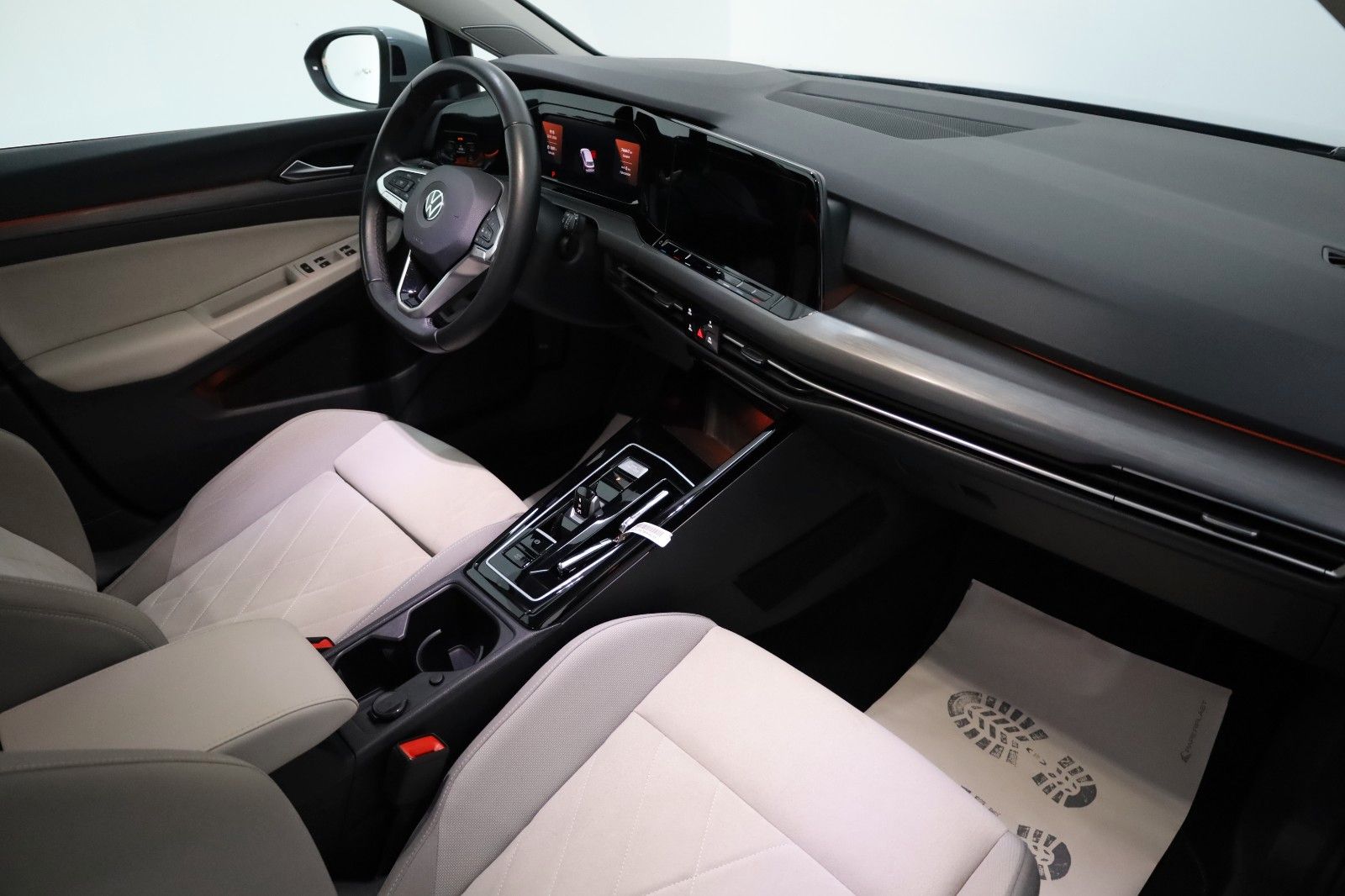 Fahrzeugabbildung Volkswagen Golf VIII Variant Style Navi,LED,Harman/K,ACC,SH