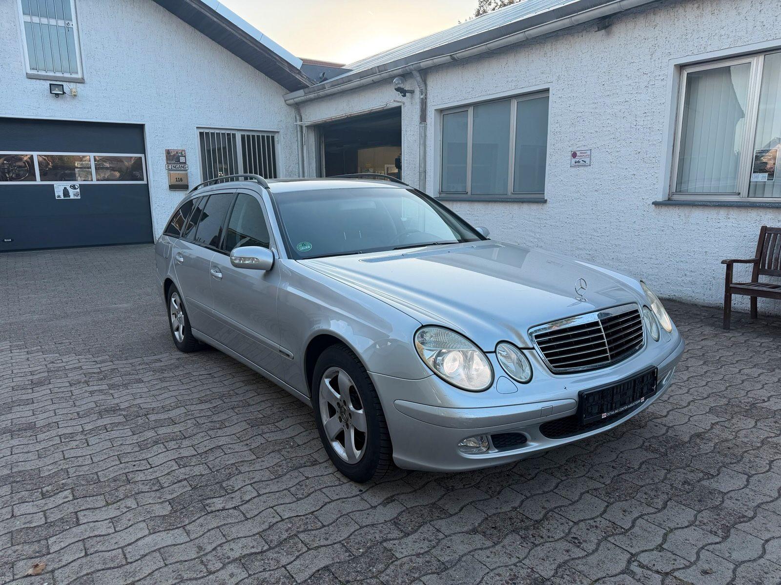Mercedes-Benz E220 2004 — rear view