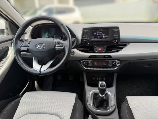 Fahrzeugabbildung Hyundai i30 Trend 1.4 +KLIMA+PDC+SHZ+BT+TEMPOMAT+RADIO+U