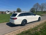 Mercedes-Benz E 300 d T Autom. -AVANTGARDE COMMANDE WIDE PANO  - Mercedes-Benz E 300: Von Privat