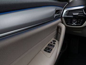 Fahrzeugabbildung BMW 530e Tour HUD Laser Sportsitz Komfortzugang