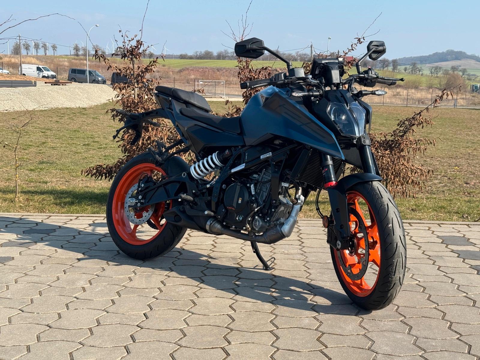 KTM 125 DUKE MY26 BLAU LAGER A1