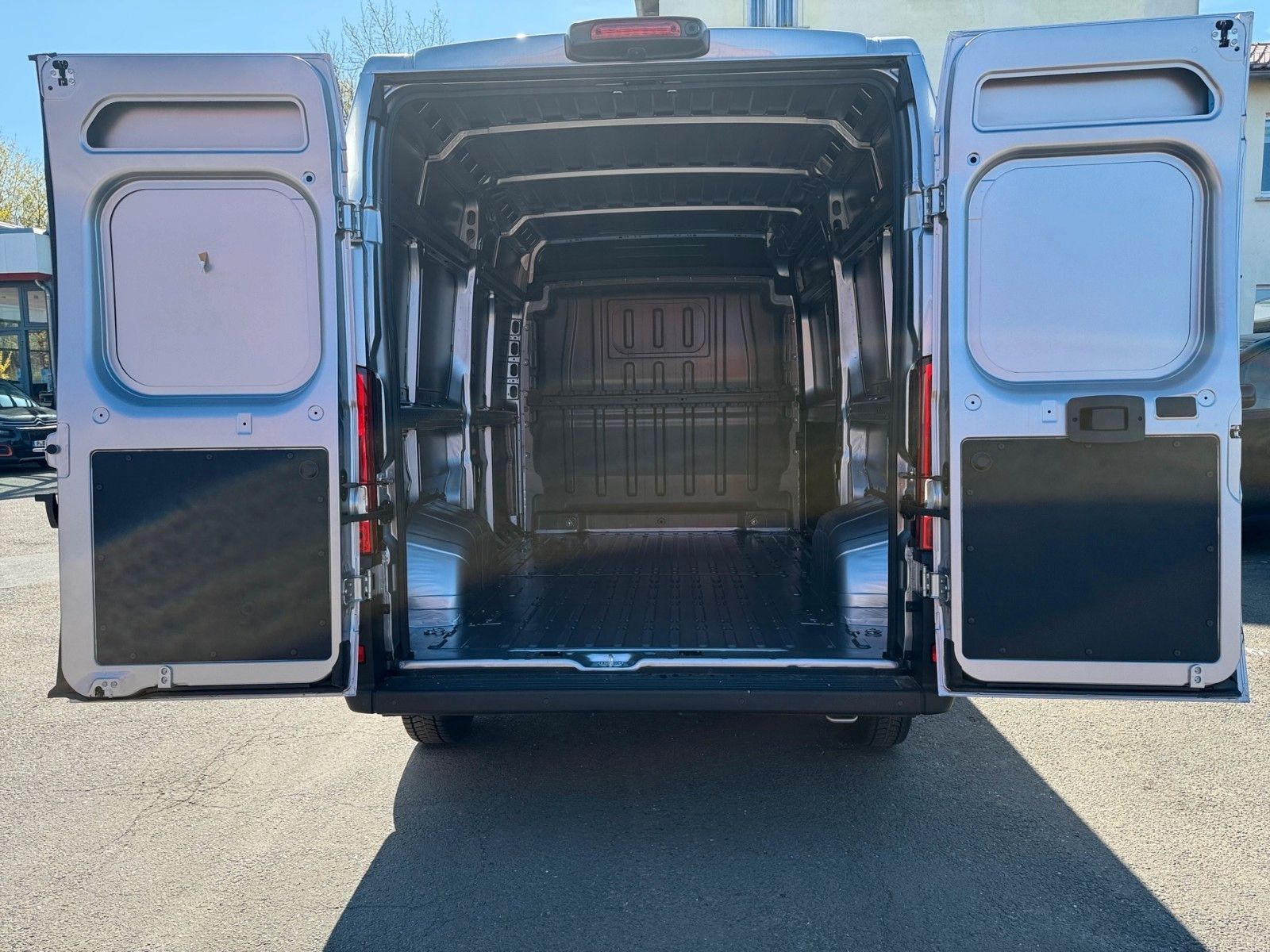 Fahrzeugabbildung Citroën Jumper Kasten 35 L2H2 BlueHDi 140 Automatik