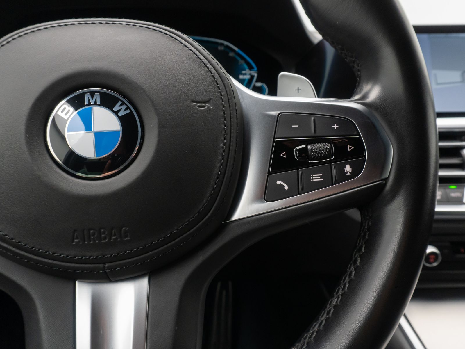 Fahrzeugabbildung BMW 330e M Sport Laser DAB Alarm HUD H/K Komfort 18"