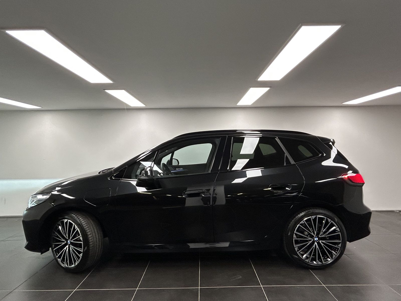 BMW 230e xDrive Active Tourer M Sportpaket Pano. Har imagem 2
