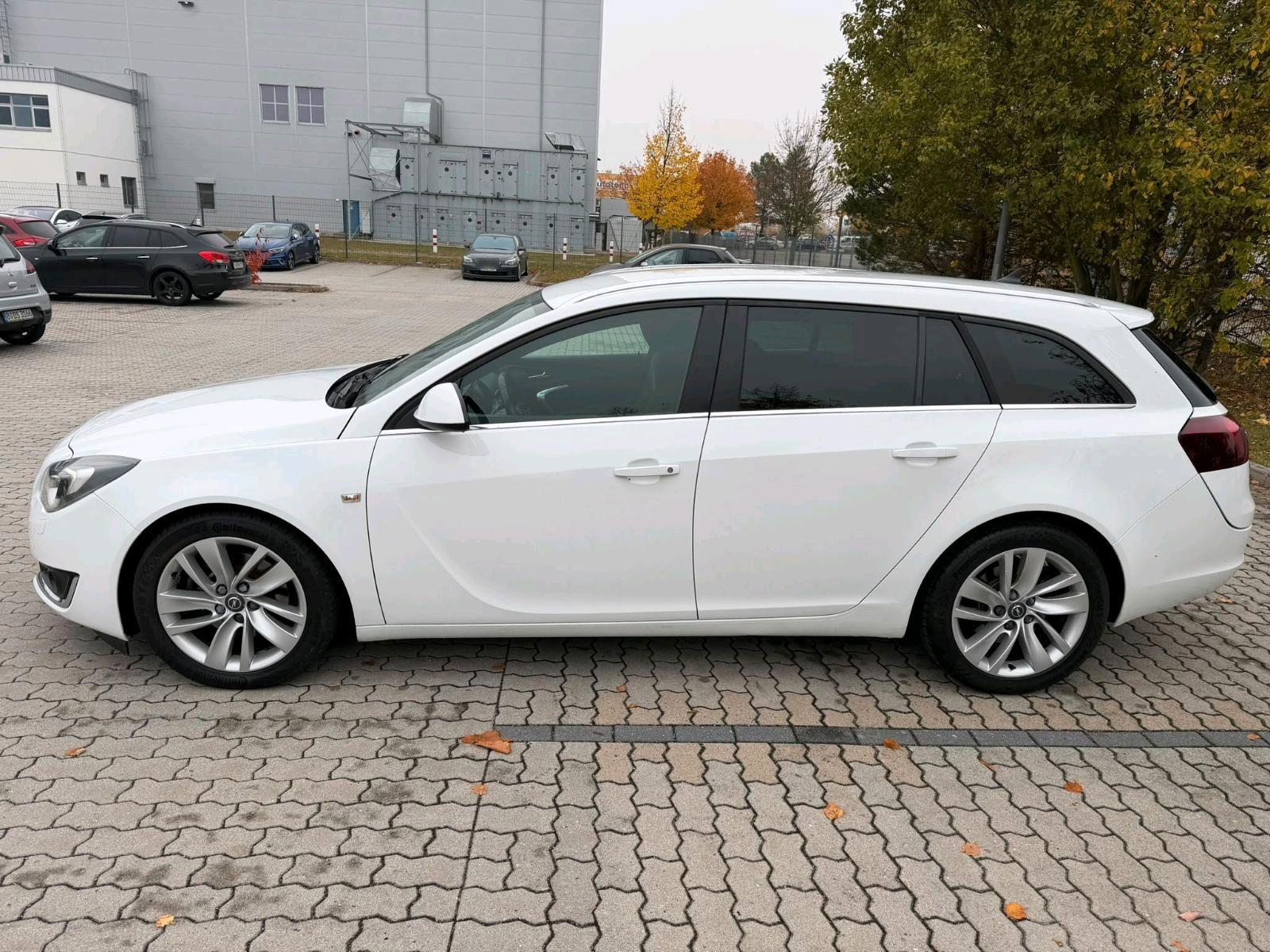 Opel Insignia 2014 — вигляд ззаду