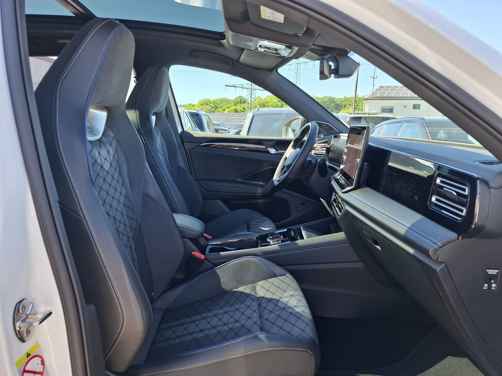 Fahrzeugabbildung Volkswagen Tiguan 2.0 TDI 4M R-Line BLACK*PAN*HK*AHK*MATRIX