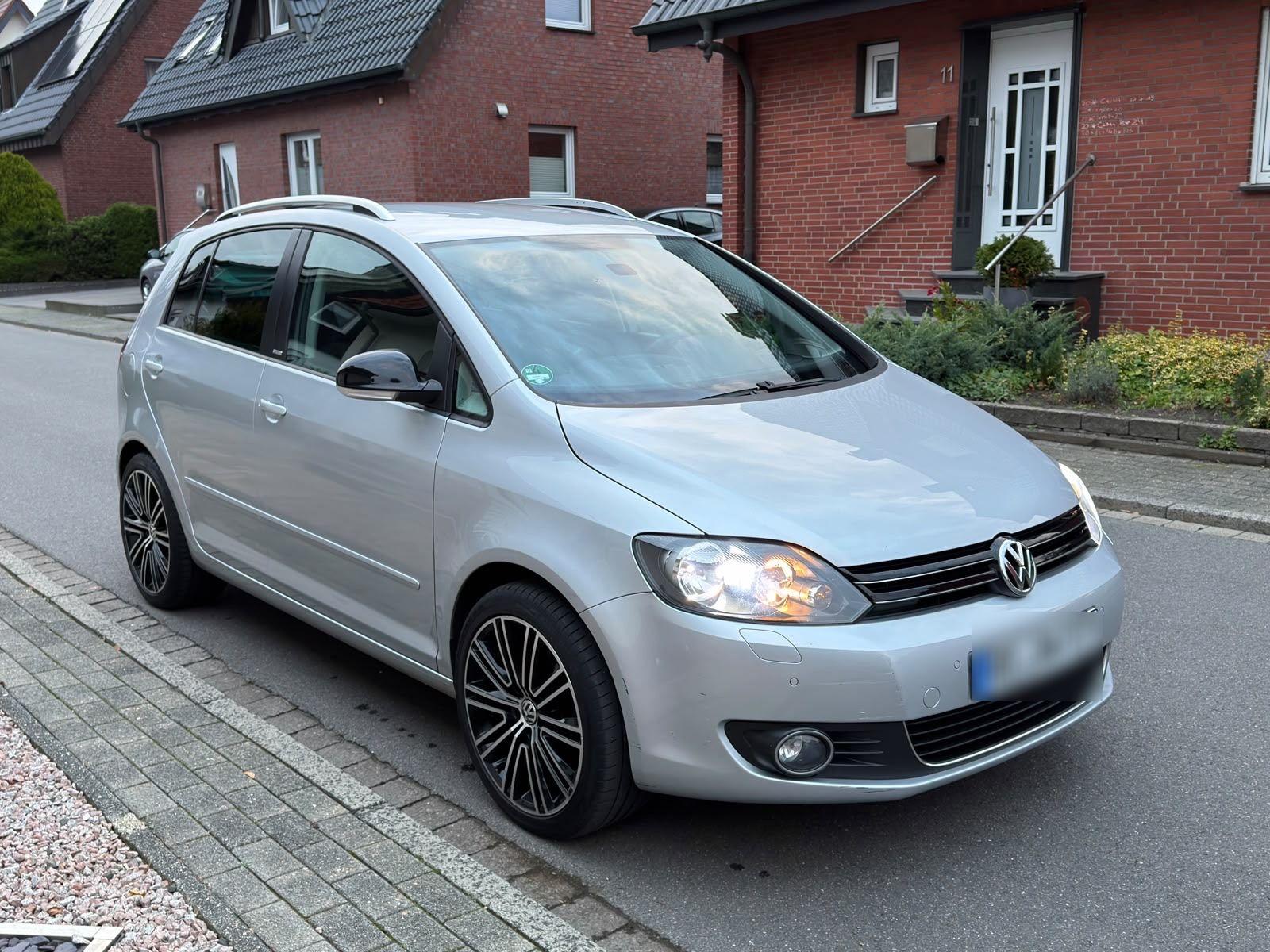 Volkswagen Golf 2012 — rear view