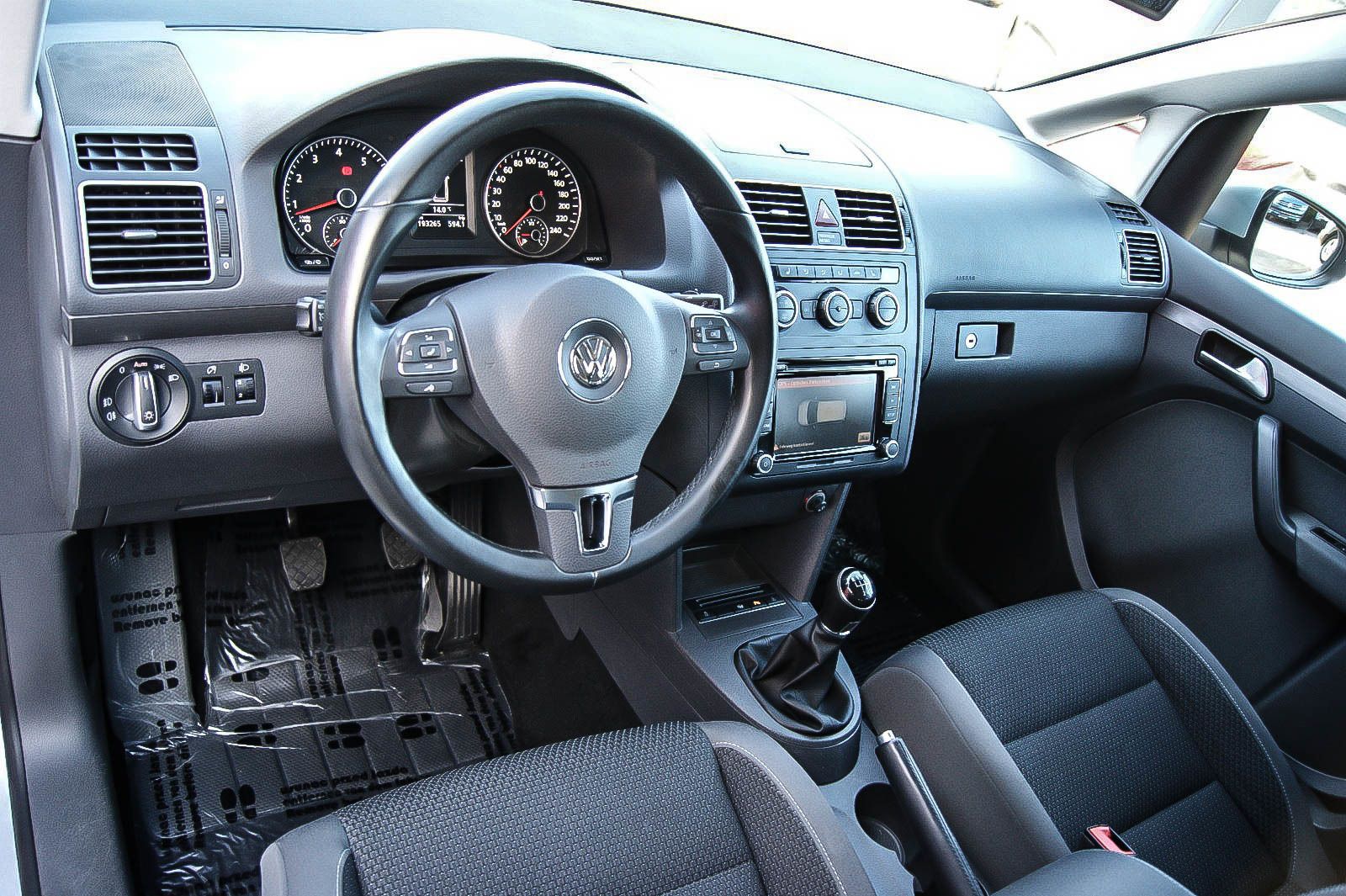 Fahrzeugabbildung Volkswagen Touran 1.4 TSI PARKLENKASSISTENT WINTER 1.HAND