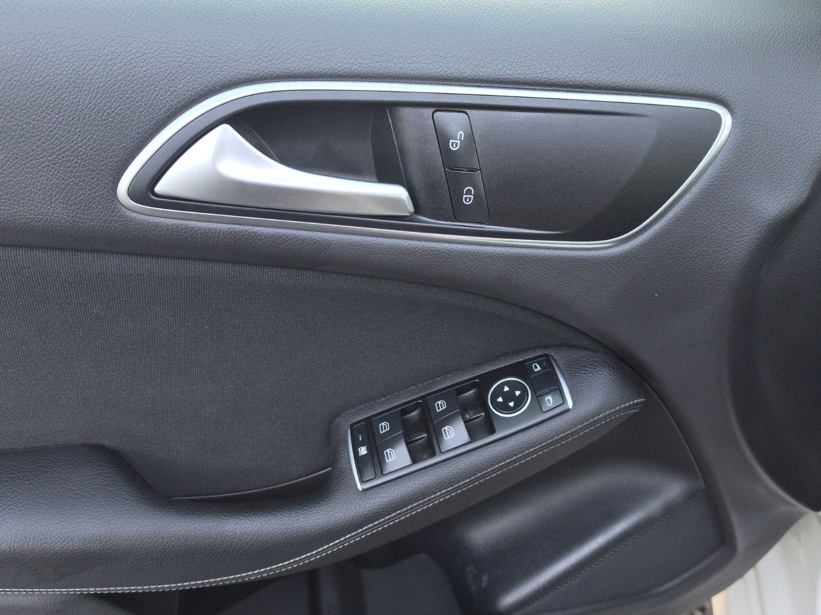 Fahrzeugabbildung Mercedes-Benz B 180 AUTOMATIK KAMERA TEMPOMAT SITZHEIZUNG NAVI