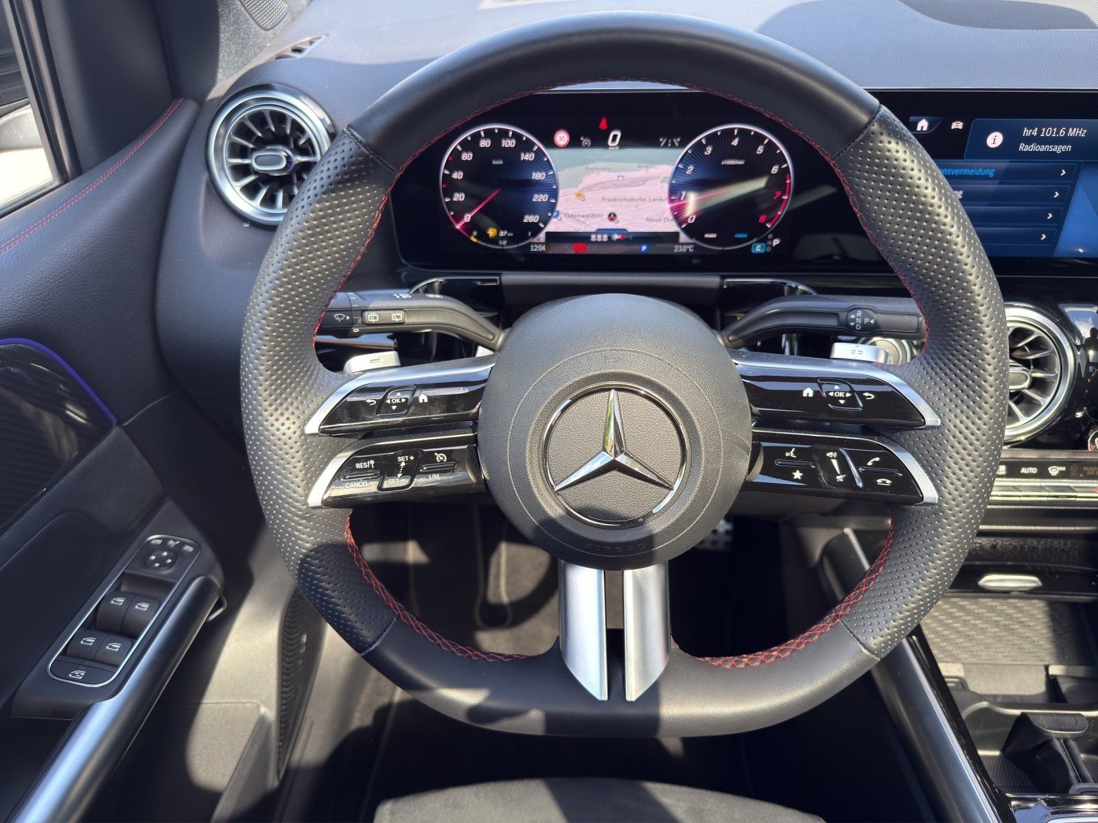 Fahrzeugabbildung Mercedes-Benz B 220 4M AMG Premi+ AHK Memo MLED Pano HUD KeyGo