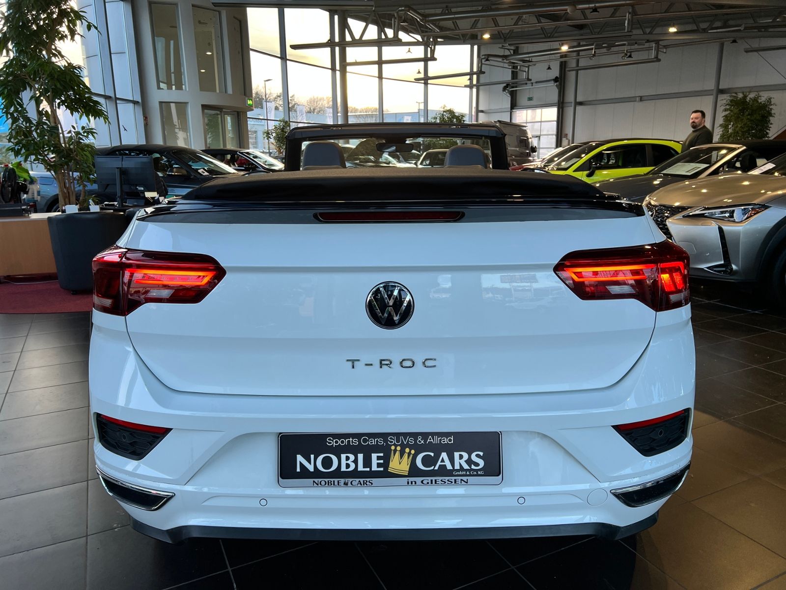 Fahrzeugabbildung Volkswagen T-Roc Cabrio R-Line Black AHK BEATS NAVI SHZ