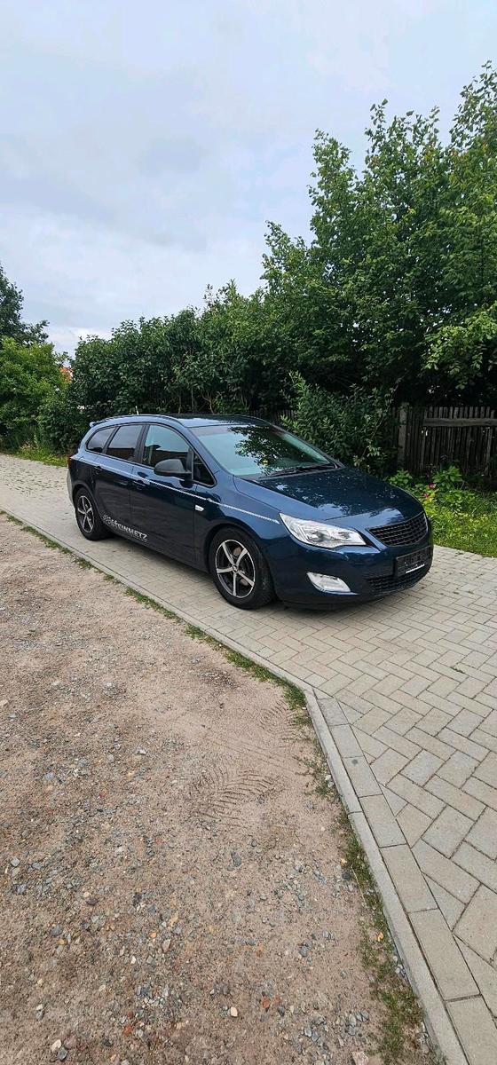 Opel Astra 2011 — interior