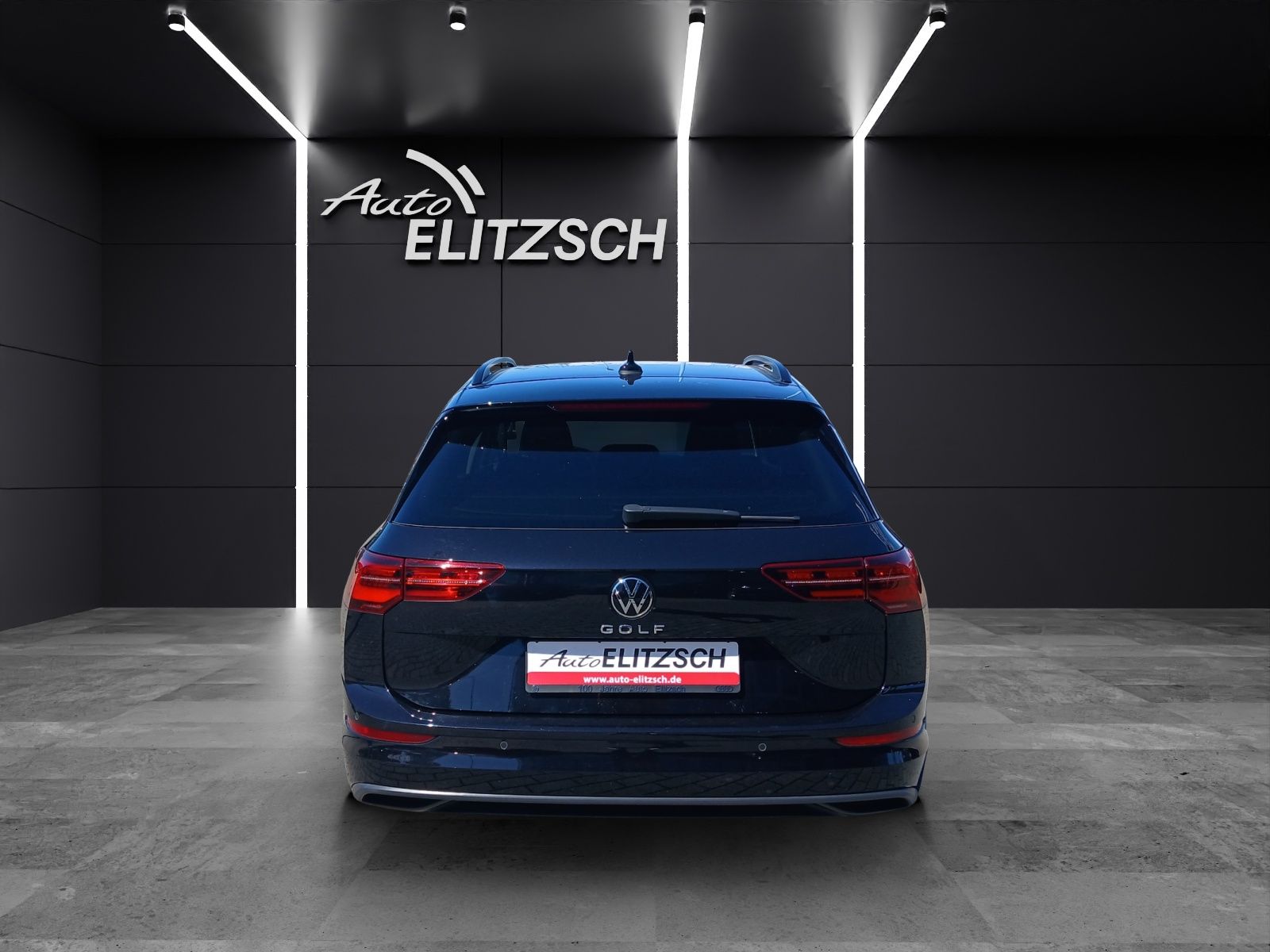 Fahrzeugabbildung Volkswagen Golf VIII Variant TSI Life Matrix AHK Navi AID A
