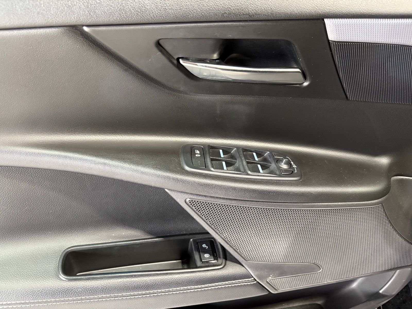 Fahrzeugabbildung Jaguar XE /TEMPOMAT/NAVI/SHZ/KLIMA/BI-XENON/SPURHALTE