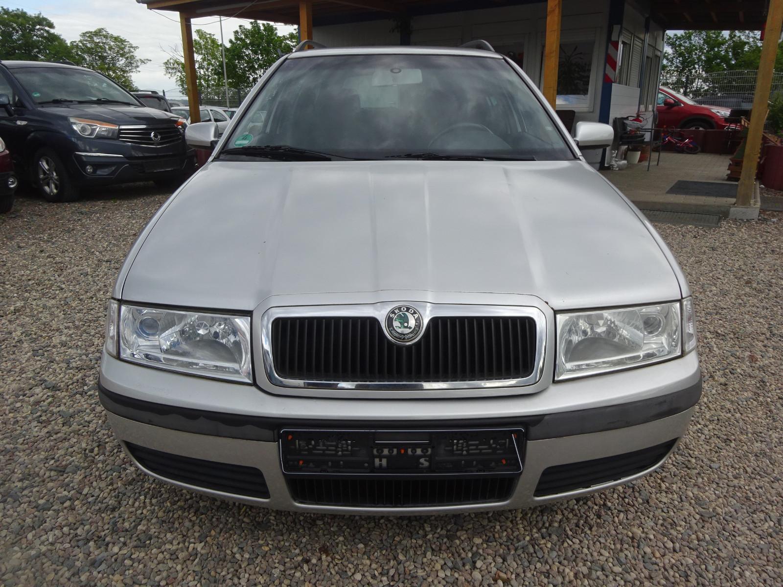Skoda Octavia 2004 — rear view