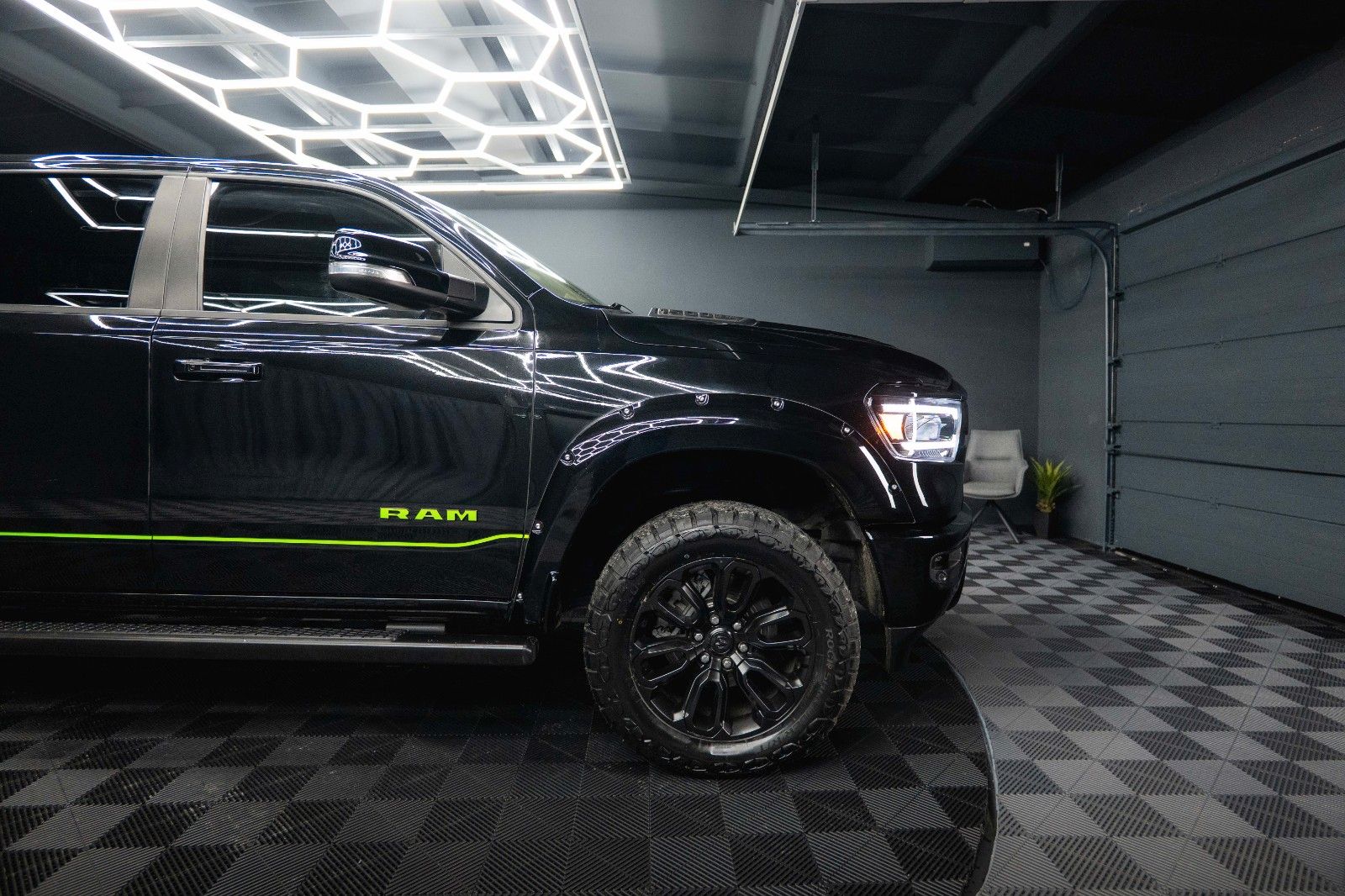 Fahrzeugabbildung Dodge RAM 5.7 V8 HEMI 4x4 LARAMIE Offroad Night LED