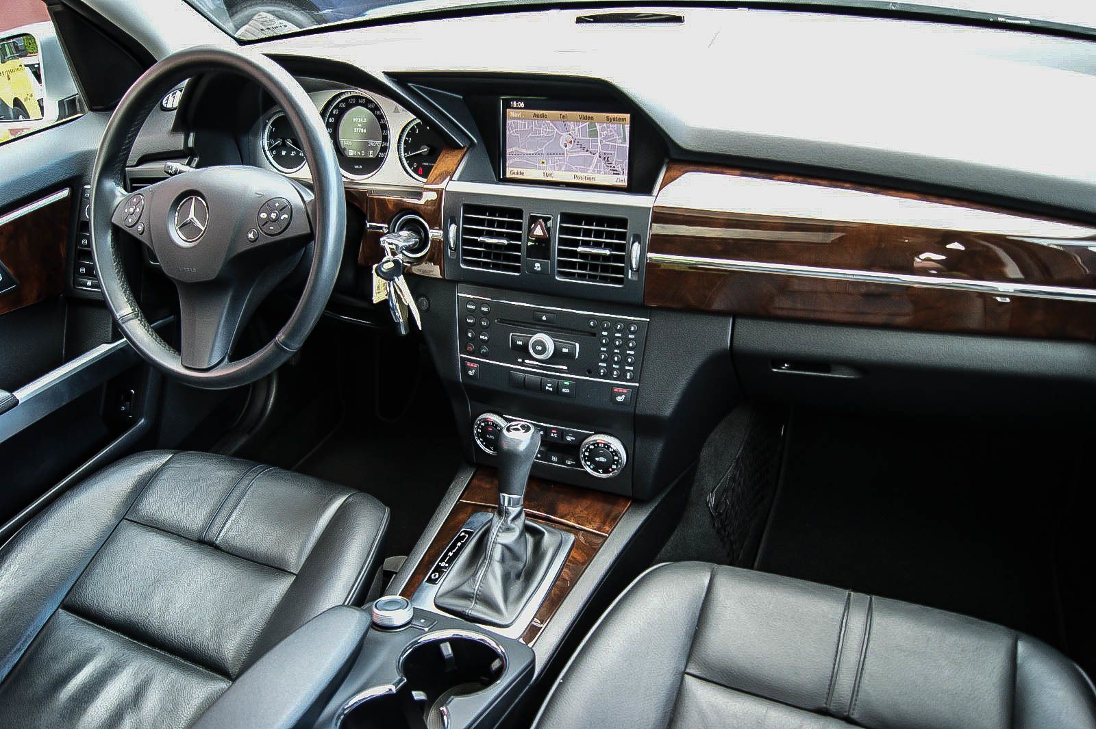 Fahrzeugabbildung Mercedes-Benz GLK 350 4-Matic PANORAMA COMAND 37.700km 1.HAND