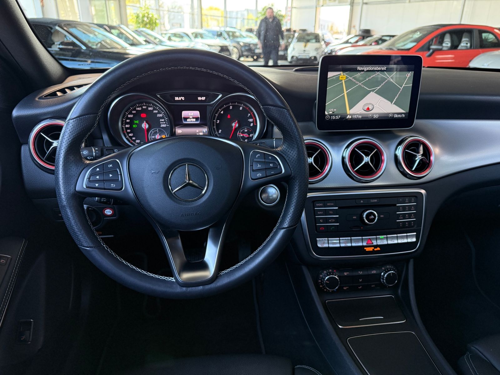 Fahrzeugabbildung Mercedes-Benz GLA 250 4Matic STNDHZ PANO DISTR 360°