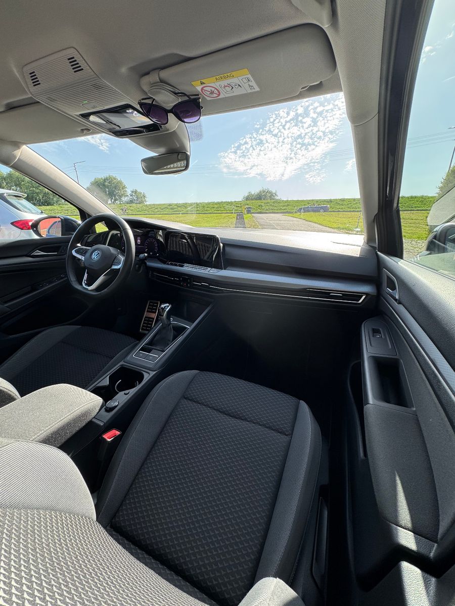 Fahrzeugabbildung Volkswagen Golf VIII Lim. Active mit Neuwagengarantie