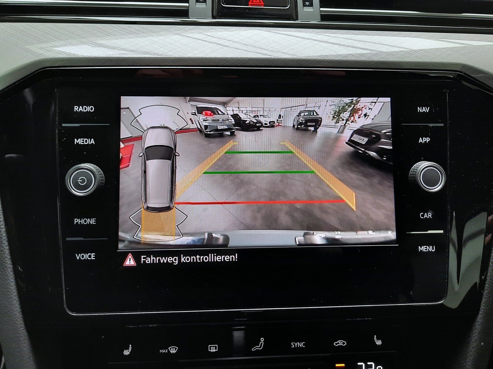 Fahrzeugabbildung Volkswagen Passat Variant Business TSI DSG *AHK*Navi*Cam*