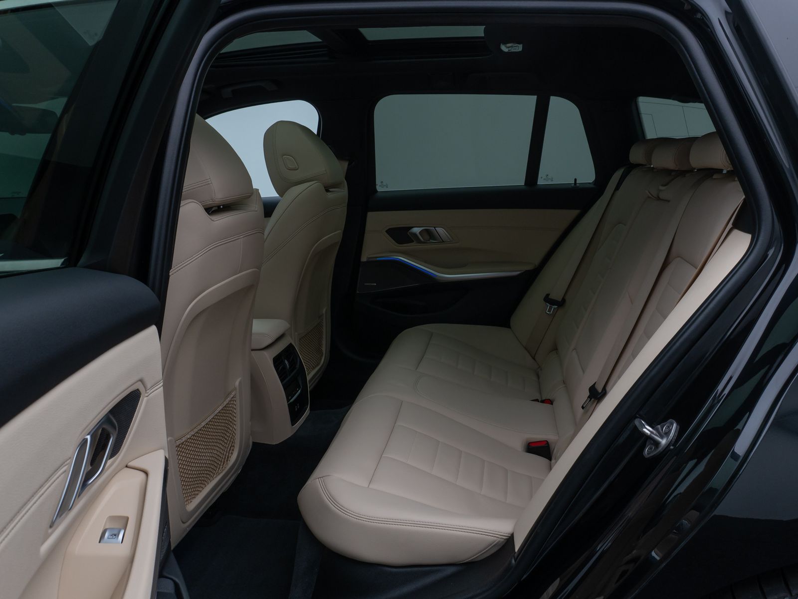 Fahrzeugabbildung BMW 320d xD LuxuryLine Kamera HUD DAB H/K AHK Komfor